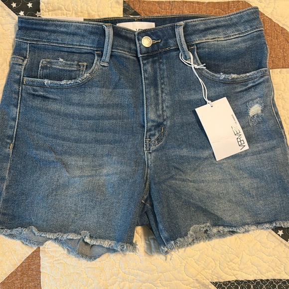 COMFORT STRETCH DENIM, HIGH RISE, RAW HEMLINE , SHORTS - Picture 1 of 2